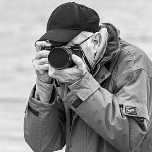 Photographie d'un photographe assurant une excellente prise en mains de son appareil photographique pendant mon cours particulier de photographie. alain pons photographe