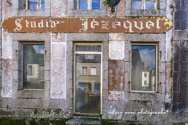 studio Jezequel à Huelgoat ©alain-pons-photographe® Photographie de la vitrine d'un ancien magasin de photographe à Huelgoat.