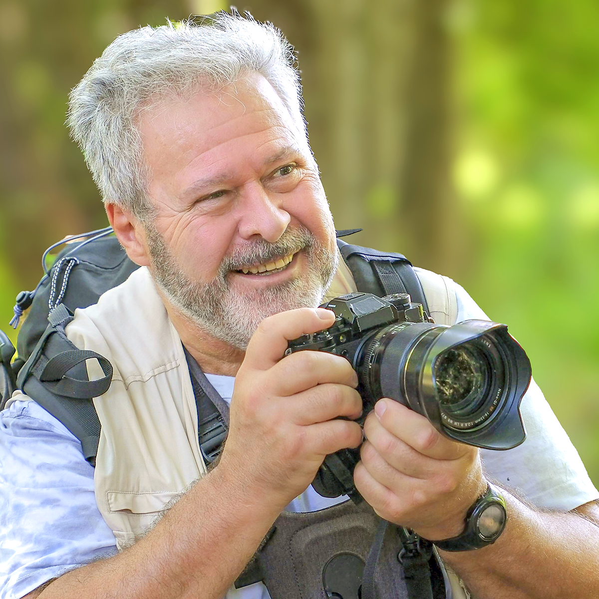 photographie de alain pons photographe®, appareil photographique en mains